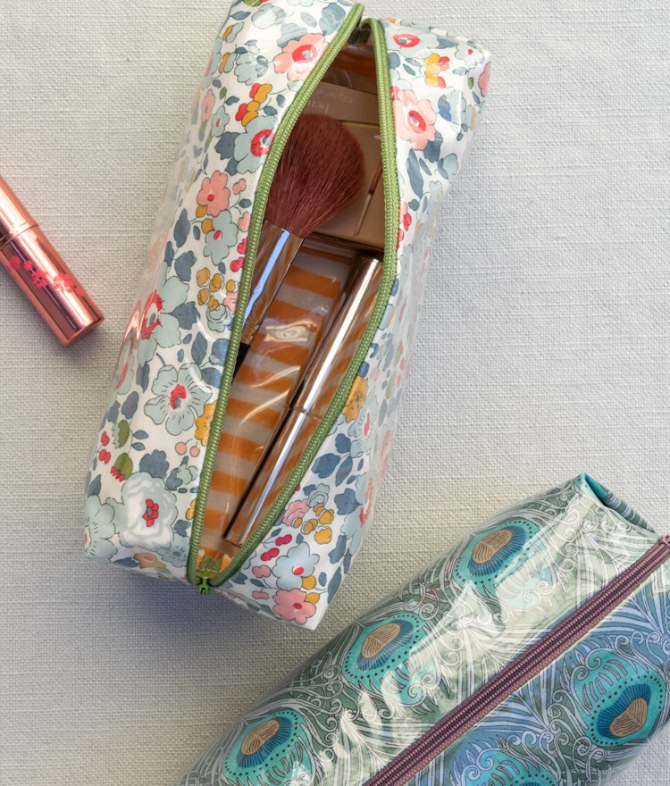 How to Make This Easy Waterproof Makeup Bag
