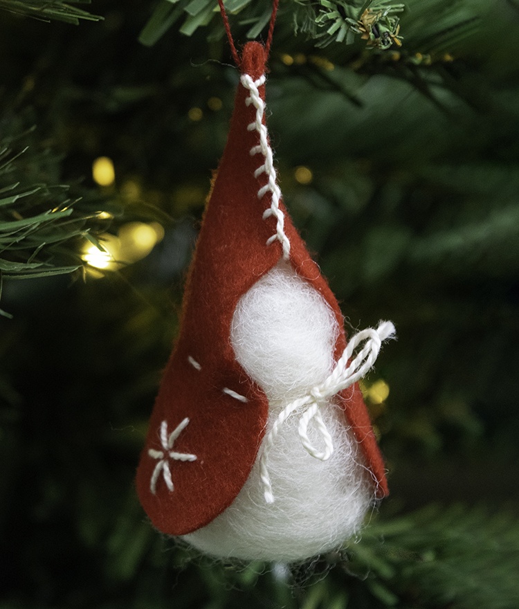 Make a gnome Christmas ornament out of felt and wool